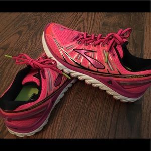 Women’s Brooks Transcend running shoes!  Like new!